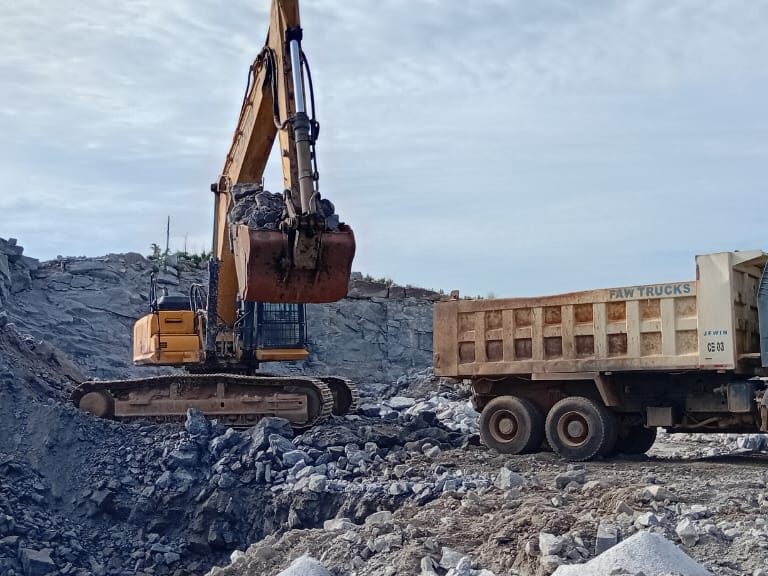 Chargement camions FAW sur site minier - supervision engins