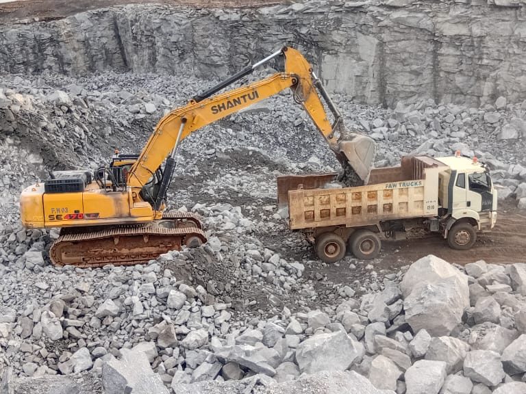 Pelle Shantui SE370 et camion benne FAW en carrière